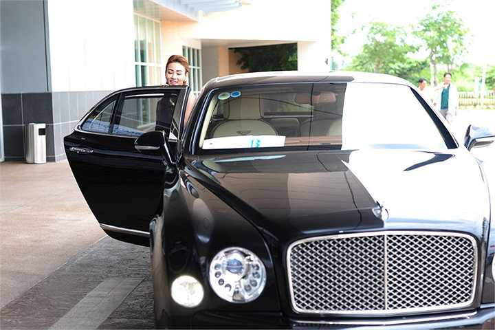 Ngân Khánh vừa hoàn thành đa số cảnh quay của 'Mỹ Nhân Sài Thành' và cô trở về thành phố dự sự kiện lớn của một người thân trong gia đình.