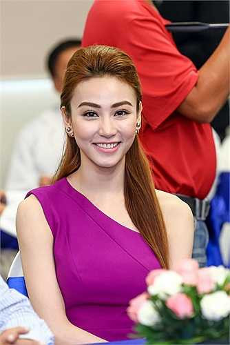 Ngân Khánh cũng vừa hoàn thành bản thu âm thứ hai, acoustic, cho ca khúc mà nhạc sỹ Only C viết riêng cho Ngân Khánh.