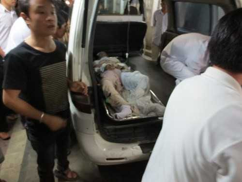 Nạn nhân trong vụ nổ thùng nấu thép được đưa đến bệnh viện cấp cứu. Ảnh: PLO.