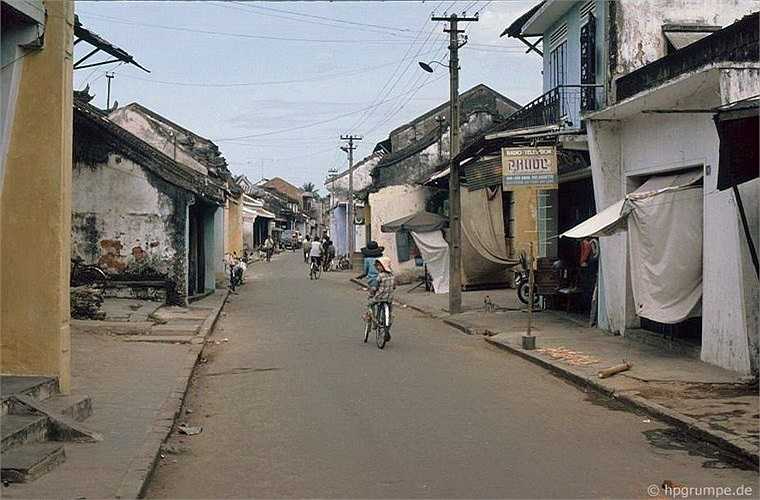Những dãy phố ở nơi đây toát lên vẻ mộc mạc.
