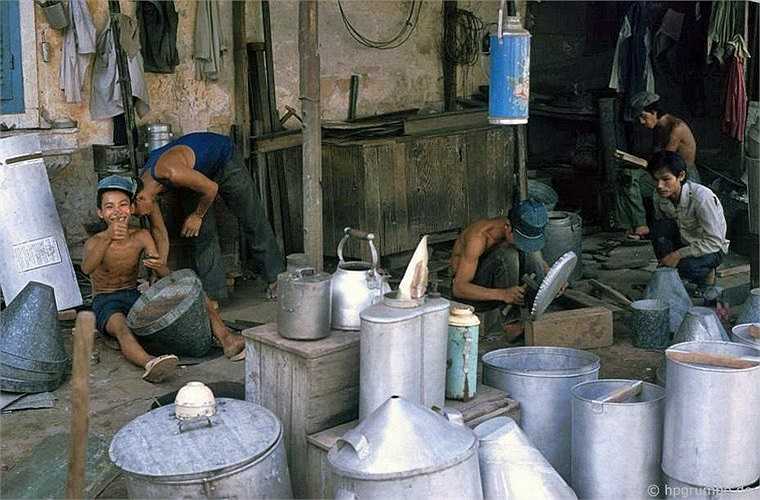 Những sản phẩm làm ra chủ yếu để phục vụ nhu cầu thiết yếu của người dân.