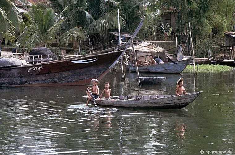 Dòng sông này là nguồn sống của hàng trăm hộ gia đình.