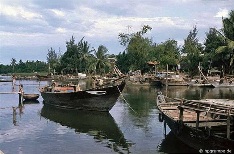 Phần lớn cư dân ở đây làm nghề chài lưới.