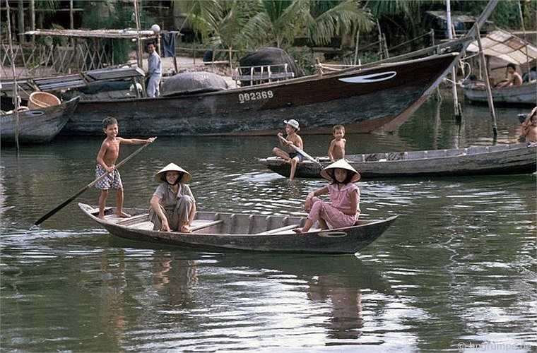 Nhiều đứa trẻ sinh ra và lớn lên trên những con thuyền.