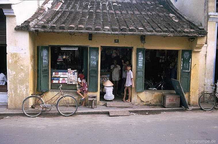 Khách du lịch nước ngoài, các quán bar, cửa hàng bán đồ lưu niệm hầu như chưa xuất hiện.