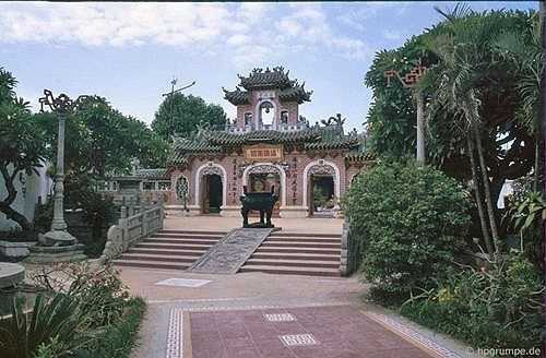 Những đền chùa cổ kính chìm trong yên tĩnh.