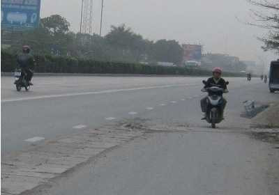 Điều khiển xe chạy ngược chiều bất chấp nguy hiểm.