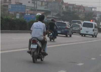 Người tham gia giao thông cố tình không đội mũ bảo hiểm khi điều khiển xe.