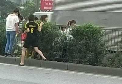 Nhiều lỗ hổng được tạo ra để vượt rào chắn băng qua đường.