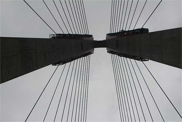 Một cây cầu dây văng liên tục với 5 nhịp và 5 tháp sẽ tượng trưng cho 5 cửa ô của Hà Nội theo quan niệm về ngũ hành, trong khi các cầu treo dây văng khác trên thế giới và ở Việt Nam thường chỉ được thiết kế 2 tháp 3 nhịp.