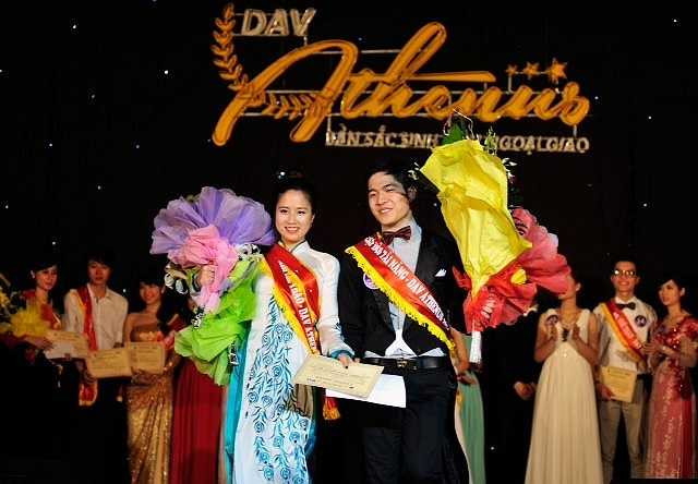 Hoa khôi Trần Thúy Hằng và Hoa vương Nguyễn Thanh Chung trong đêm chung kết cuộc thi tài sắc của Học viện Ngoại giao Hà Nội.