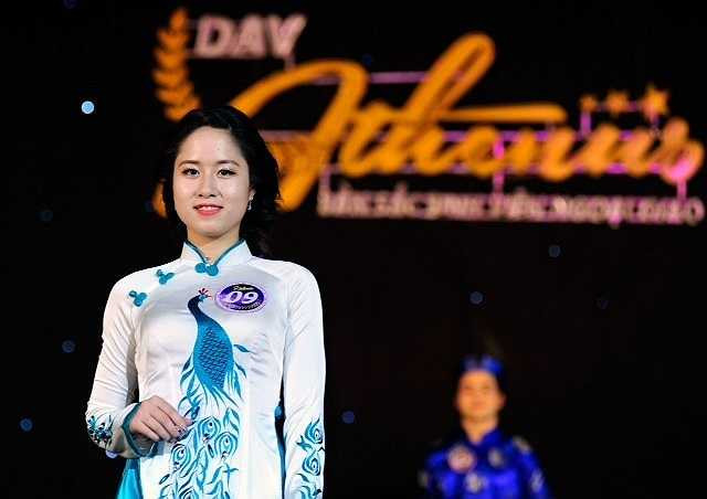 Thúy Hằng trong trang phục truyền thống