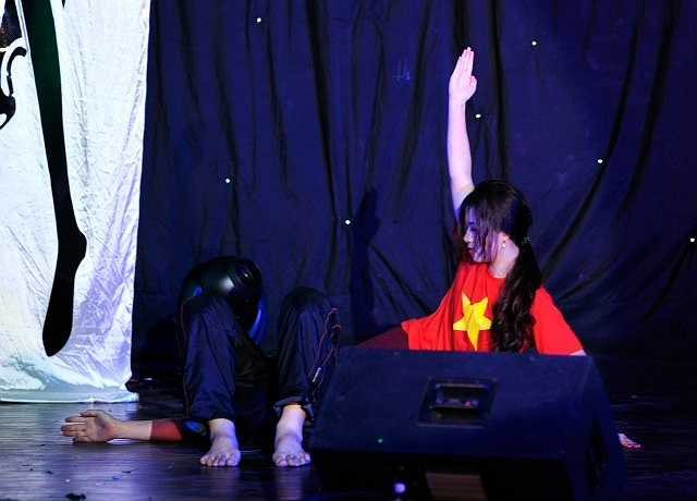 Và mạnh mẽ với động tác võ trong tiết mục tài năng. Ở tiết mục này, cô mặc chiếc áo có hình lá cờ tổ quốc.