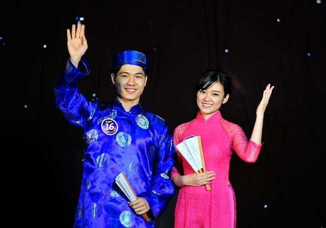 Nam sinh Thành Chung khá điển trai và được các bạn nữ sinh dưới hàng ghế khán giả cổ vũ nhiệt tình