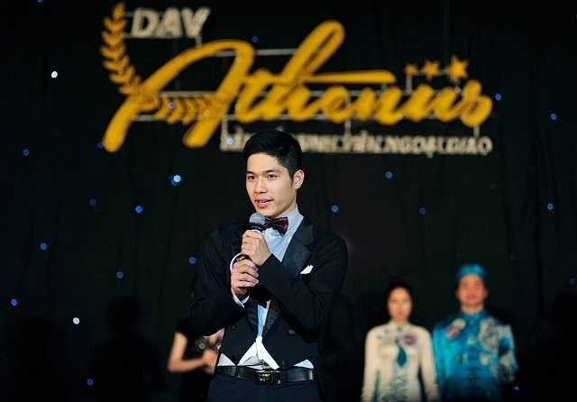 Màn hùng biện bằng tiếng Anh về bản sắc sinh viên Ngoại giao của Thanh Chung đã nhận được sự cổ vũ nhiệt tình của đông đảo khán giả.