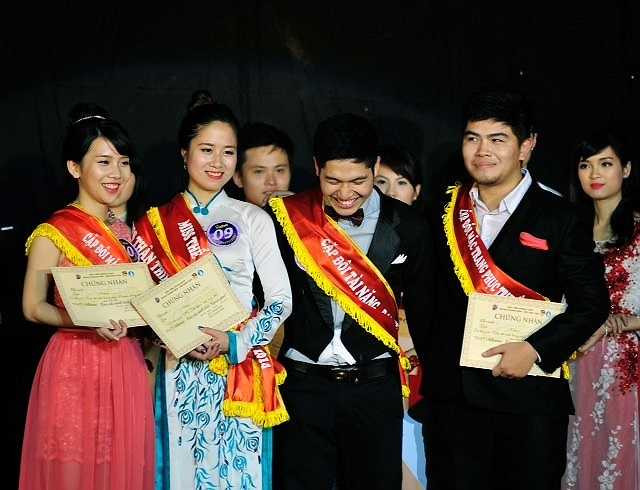 Niềm vui của Thanh Chung khi được MC xướng tên giành ngôi vị cao nhất .