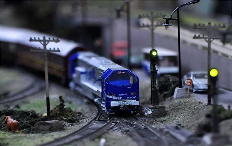 Tín hiệu đèn được bật sáng khi tàu chạy qua.