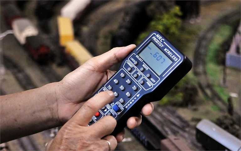 Để vận hành các đầu máy cần phải có bộ điều khiển bằng tay và hệ thống điện kết nối dưới sa bàn. Theo ông Được, việc điều khiển nhiều đầu máy chạy cùng lúc khá dễ.