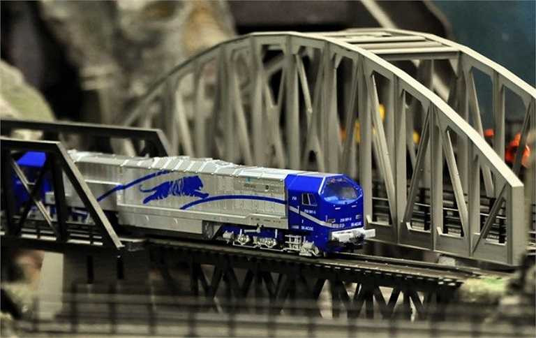 Một đoàn tàu uốn lượn, chạy qua chiếc cầu sắt.