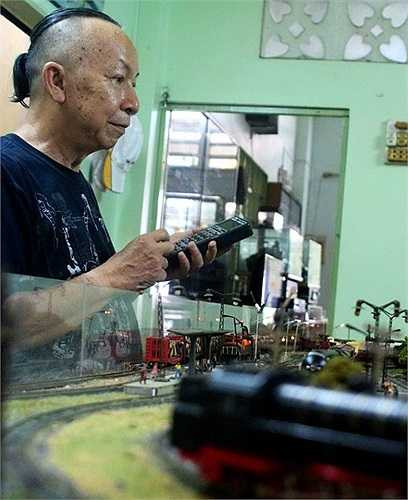 Nghệ sĩ Lý Được chia sẻ: 'Tôi đam mê thú chơi này từ nhỏ. Tuy tốn nhiều công sức, tiền bạc, nhưng sau những giờ biểu diễn, làm việc căng thẳng về đến nhà nhìn những đoàn tàu nối đuôi nhau chạy xình xịch rất thú vị. Tôi có thể ngồi cả ngày chỉ để xem tàu chạy mà không chán'. 