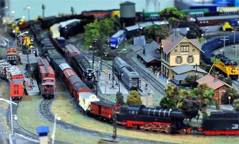 Theo ông, chơi mô hình xe lửa thì phải có sa bàn cho tàu chạy. Năm 1996, nghệ sĩ bắt tay vào nghiên cứu cách làm sa bàn để những chiếc đầu máy, toa xe lửa không phải là mô hình lặng lẽ. Sau 6 tháng xây dựng, ông đã có một sa bàn dài 3m, rộng 2,4m để thỏa mãn thú đam mê. 