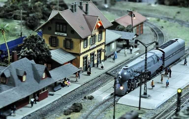 Trung tâm của sa bàn là nhà ga theo phong cách Âu - Mỹ với nhà chờ, cột đèn, hành khách trên sân ga. Ông Được cho biết, đây là nhà ga ông mua ở Đức và về tự lắp ráp.