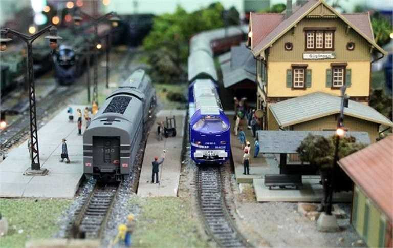 Nhà ga được thiết kế có tàu đến, tàu đi, hành khách lên xuống, nhân viên điều khiển tín hiệu, sửa chữa đường ray trông giống như một nhà ga đang hoạt động.