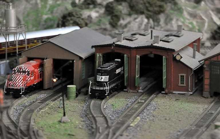 Trong sa bàn có 3 nhà kho với 6 gian chứa đầu tàu, vừa để chứa vừa dùng để sửa chữa. Ông có thể điều khiển các đầu máy này ra vào kho.