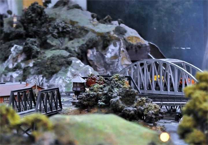 Trên sa bàn, nghệ sĩ còn thiết kế hầm và đèo Hải Vân bằng xi măng và Cầu Ghềnh (TP.Biên Hòa, Đồng Nai).