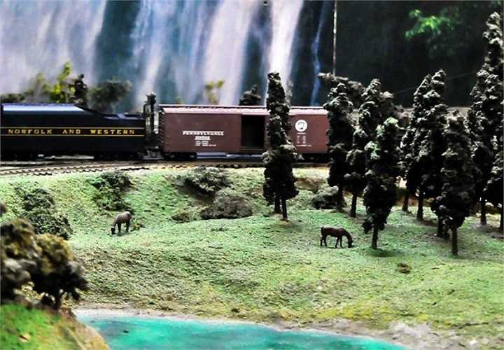 Tàu chạy qua đồng cỏ, dòng sông, thác nước...