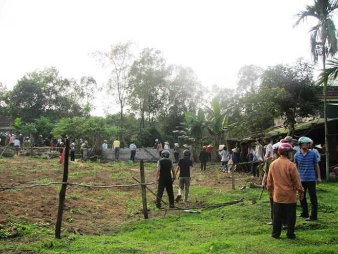 Hàng trăm người dân manh động, kéo đến vây kín nhà riêng của nhiều lãnh đạo địa phương.
