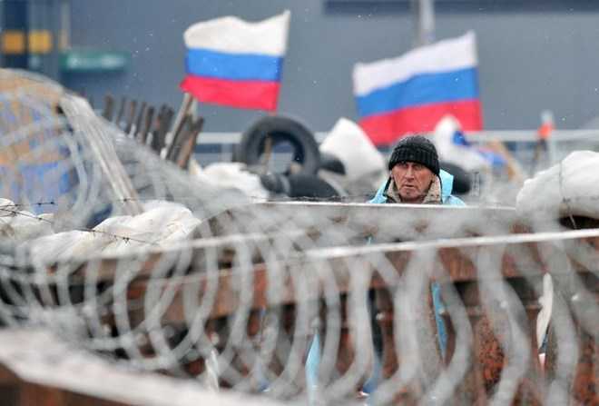 Người biểu tình dựng cờ Nga bên ngoài tòa nhà chính quyền ở Lugansk 