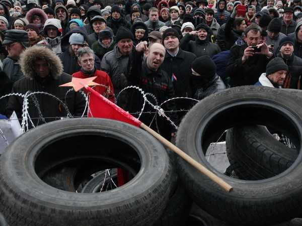 Người biểu tình bên rào chắn bên ngoài tòa nhà chính quyền thành phố Donetsk