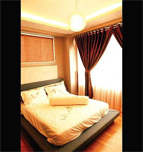 Gam màu chính trong căn nhà là màu vàng, toát lên vẻ ấm áp.Phòng ngủ sang trọng và rộng rãi, tạo cảm giác thư thái sau mỗi ngày làm việc. Không quá cầu kỳ trong các thiết bị nội thất nhưng chính sự đơn giản đã giúp căn nhà trông thoáng mắt.