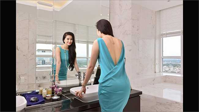 Phòng tắm là không gian thư giãn được thiết kế rất đặc biệt. Nơi đây có tầm nhìn đẹp, được bố trí đơn giản nhưng vẫn toát lên vẻ xa hoa. Bồn tắm dạng dài giúp cho Cao Thùy Dương có thể thỏa thích ngâm mình trong những phút giây thư giãn. 