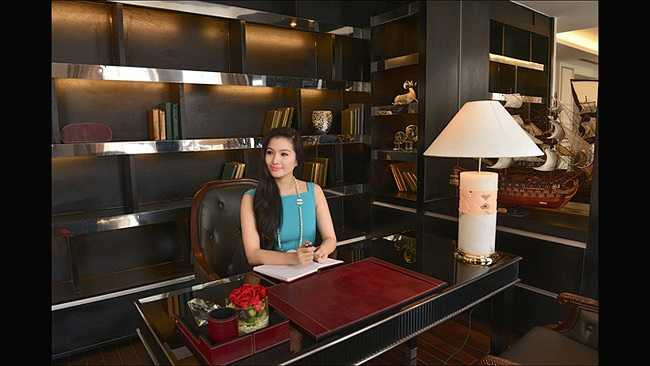 Hoa hậu đóng phim còn dành một không gian riêng để làm việc. Nơi đây được thiết kế một gam màu tối hơn, giúp cho việc tập trung được hiệu quả. 