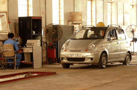 Đăng kiểm xe cơ giới tại một trung tâm đăng kiểm ở Hà Nội. Ảnh: Vạn Xuân