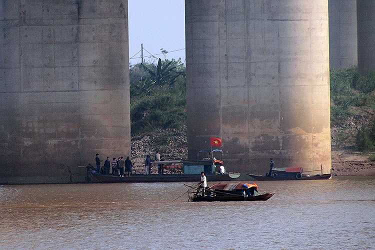 Ngay sau khi xác định vị trí Nguyễn Mạnh Tường phi tang xác, cơ quan chức năng đã phối hợp cùng gia đình tìm kiếm nhiều ngày tại chân cầu Thanh Trì.