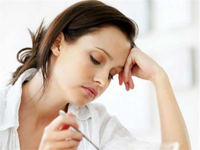 Thiếu sức sống: Ăn kiêng khiến cơ thể thiếu sức sống. Đối với các cô gái trẻ ăn kiêng sẽ khiến khung xương rệu rã, gây tác hại lâu dài, không thể hồi phục. Thiếu nhiều chất sắt sẽ dẫn đến thiếu máu khiến bạn luôn cảm giác chóng mặt, buồn nôn.