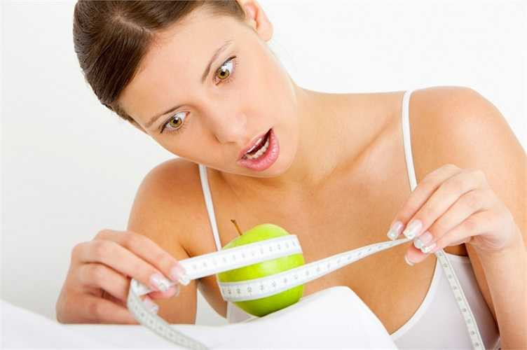  Mất cân bằng cơ thể: Trong quá trình ăn kiêng, do cơ thể thường xuyên nạp không đủ dưỡng chất, những dinh dưỡng như: sắt, vitamin các loại (đặc biệt là vitamin B12)… dẫn đến thiếu máu. 