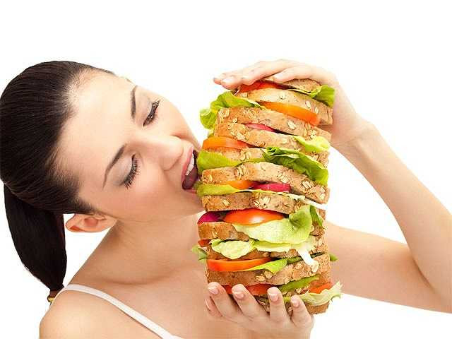 Mắc chứng cuồng ăn: Khi ăn kiêng quá mức, cơ thể không đủ năng lượng để hoạt động, lúc này cơ thể sẽ phát tín hiệu lên não yêu cầu cung cấp đủ lượng calo cần thiết, càng nhiều càng tốt. Khi đó, bạn sẽ có cảm giác thèm ăn không chịu đựng nổi, ăn không thấy no, thậm chí mắc chứng cuồng ăn, nguy cơ mắc bệnh béo phì là rất cao.