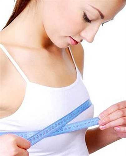 Bốc hơi vòng 1: Việc ăn kiêng khắt khe trong một thời gian ngắn sẽ khiến những mô mỡ trong núi đôi bị tiêu hao làm kích cỡ của bộ ngực cũng bị giảm sút. Thậm chí, vòng một sẽ sớm bị bốc hơi và núi đôi sẽ trở nên méo mó, lép kẹp. 