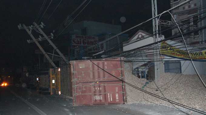 Cột điện bị gãy, dây điện, cáp viễn thông sà xuống lòng đường - Ảnh: Bá Sơn