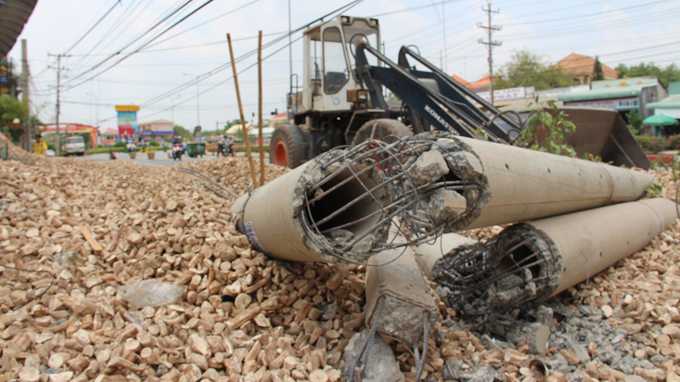 Cột điện bị xe chở container tông gãy, khoai mì vương vãi khắp đường (ảnh chụp 13g ngày 14-4) - Ảnh: Bá Sơn