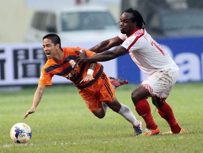 Hoàng Danh Ngọc (trái) trở lại tập luyện