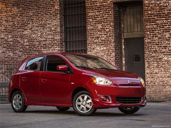 Với động cơ 1.0 lít công suất 74 mã lực, Mitsubishi Mirage khó có thể mang tới sự mạnh mẽ trong vận hành. Bù lại khi di chuyển nơi đô thị, dòng xe này lại là một trong những mẫu xe ăn xăng ít nhất mà không cần sử dụng động cơ điện. Với hộp số vô cấp CVT, Mirage có mức tiêu thụ nhiên liệu trung bình 5,7 lít/100 km, trong đó, ở đường cao tốc con số này là 5,25 lít/100 km. 