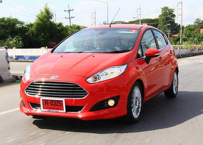 Ford Fiesta SFE EcoBoost là dòng thứ 3 cũng đạt mức tiêu thụ trung bình 6,25 lít/100 km nhờ sử dụng động cơ EcoBoost tăng áp dung tích 1.0 lít. Động cơ từng hai lần đạt giải động cơ tốt nhất năm nay không chỉ ăn ít xăng mà còn có công suất ấn tượng 123 mã lực.