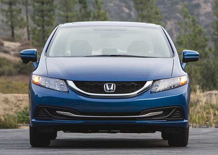 Đại diện thứ 2 ở phân khúc sedan cỡ trung là Honda Civic HF với mức tiêu thụ trung bình 6,6 lít/100 km. Phiên bản này có ưu thế nhờ hộp số CVT thế hệ mới.