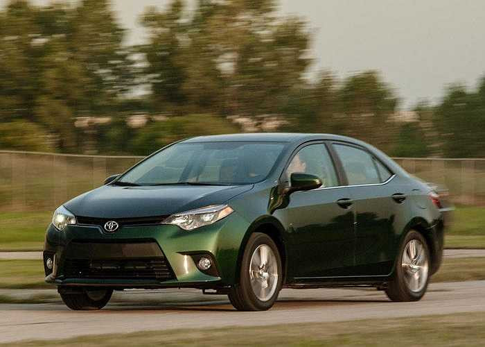 Phiên bản Eco của mẫu xe bán chạy nhất nhì thế giới Toyota Corolla cũng đạt được con số 6,6 lít/100 km giống đối thủ Honda Civic nhờ hộp số CVT mới và động cơ cải tiến.