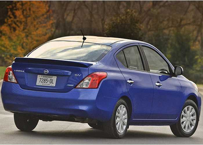 Nissan Versa Sedan CVT là dòng xe cuối cùng trong top 10 xe ăn xăng ít nhất mà không cần sử dụng động cơ điện với mức tiêu thụ 6,6 lít/100 km. Đây cũng là mẫu xe có giá mềm nhất tại Mỹ.